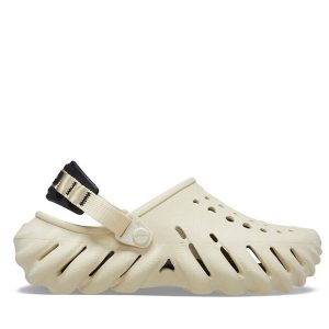 Klapki Crocs. Brązowe klapki Crocs, bez wzorów, bez obcasa. Za 219,99 zł.