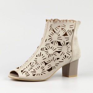 Beżowe sandały damskie na obcasie z zakrytą piętą M.Daszyński 1954-10. Brązowe sandały M.Daszyński, w ażurowe wzory, z zamszu, bez obcasa, na obcasie, bez zapięcia. Za 179,00 zł.