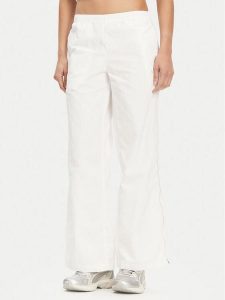 Puma Spodnie dresowe Dare To 629808 Biały Relaxed Fit. Białe spodnie dresowe Puma, m, bez wzorów, z dresówki. Za 229,99 zł.