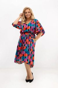 Sukienka Arie w kolorowe koła z paskiem | 100% wiskoza | OVERSIZE PLUS SIZE LATO. Sukienki Moda Size Plus Iwanek, na co dzień, na lato, plus size, bez wzorów, z elastanu, eleganckie, bez kołnierzyka, plus size, bez ramiączek, maxi, dopasowane. Za 329,90 zł.