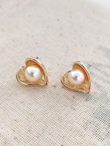 Atelier MIU Pozłacane kolczyki-wkrętki rozmiar: onesize. Żółte kolczyki Atelier MIU, z perłą, pozłacane. Za 52,45 zł.