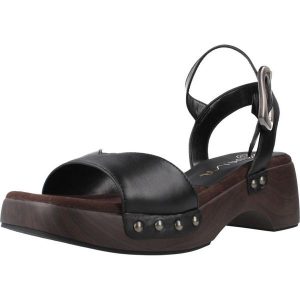 Sandały UNISA INCA GRA Czarny. Czarne sandały Unisa, bez wzorów, ze skóry, bez obcasa, bez zapięcia. Za 354,99 zł.