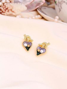 L'Atelier de Gaia Pozłacane kolczyki-wkrętki z perłami rozmiar: onesize. Różowe kolczyki L'Atelier de Gaia, z perłą, pozłacane. Za 56,99 zł.