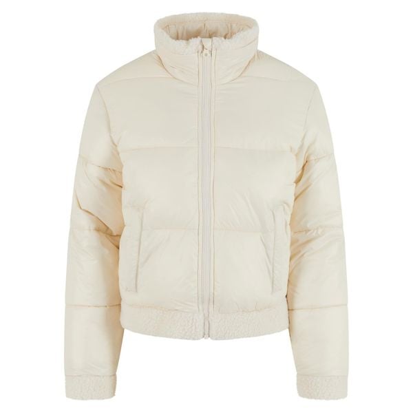 Kurtka puchowa z recyklingu damska Urban Classics Sherpa. Białe kurtki Urban Classics, bez wzorów, z puchu, bez kaptura. Za 296,50 zł.