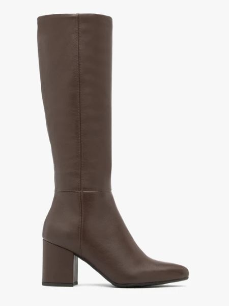 Brązowe kozaki z wąską cholewką. Brązowe kozaki Ryłko, bez wzorów, z materiału, bez obcasa, na słupku, bez zapięcia. Za 749,99 zł.