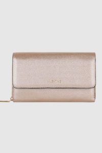 VALENTINO Złoty portfel na łańcuszku Kalua Pochette. Żółte torebki klasyczne Valentino by Mario Valentino, bez wzorów, bez dodatków. W wyprzedaży za 299,99 zł.