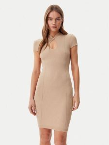 Guess Sukienka dzianinowa W5GK46 Z3L10 Brązowy Slim Fit. Brązowe kombinezony Guess, l, z aplikacjami, z dzianiny, bez kołnierzyka, bez ramiączek. Za 269,99 zł.