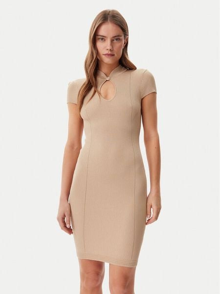 Guess Sukienka dzianinowa W5GK46 Z3L10 Brązowy Slim Fit. Brązowe kombinezony Guess, l, z aplikacjami, z dzianiny, bez kołnierzyka, bez ramiączek. Za 259,99 zł.