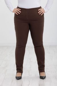 Brązowe spodnie Nilda z prostą nogawką wysoki stan PLUS SIZE XXL. Brązowe spodnie z wysokim stanem Nasi partnerzy, bez wzorów, z elastanu, z podwyższonym stanem, krótkie. Za 159,90 zł.