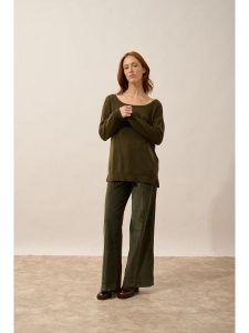 Just Cashmere Kaszmirowy sweter "Karen" w kolorze khaki rozmiar: M. Brązowe swetry oversize Just Cashmere, m, bez wzorów, z kaszmiru, bez ramiączek. Za 347,99 zł.