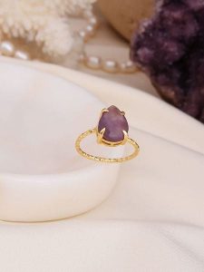L'Atelier de Gaia Pozłacany pierścionek z ametystem rozmiar: onesize. Różowe pierścionki L'Atelier de Gaia, z ametystem, pozłacane. Za 65,85 zł.