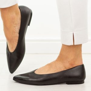 Czarne skórzane czółenka damskie T.Sokolski 307. Czarne balerinki Sokolski, bez wzorów, ze skóry, bez obcasa, na płaskiej podeszwie, bez zapięcia. Za 299,00 zł.