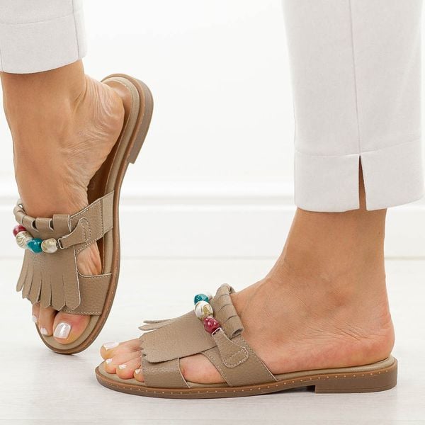 Beżowe płaskie klapki damskie M.Daszyński 2060-26. Brązowe klapki M.Daszyński, bez wzorów, z jeansu, bez obcasa, na płaskiej podeszwie. Za 169,00 zł.