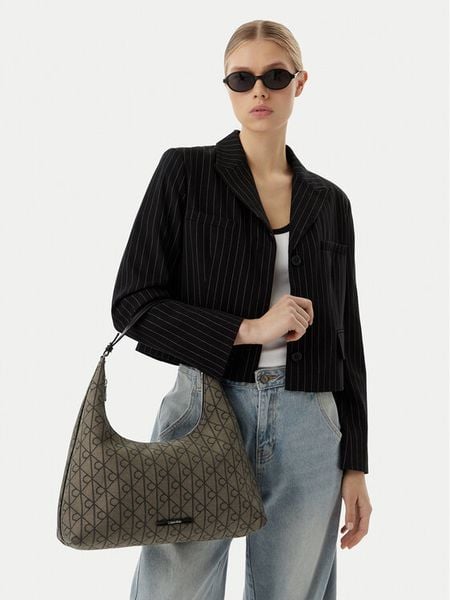 Calvin Klein Torebka Emblem Jacquard LV04F3635G Khaki. Brązowe torebki klasyczne Calvin Klein, bez wzorów, z materiału, bez dodatków. Za 569,99 zł.