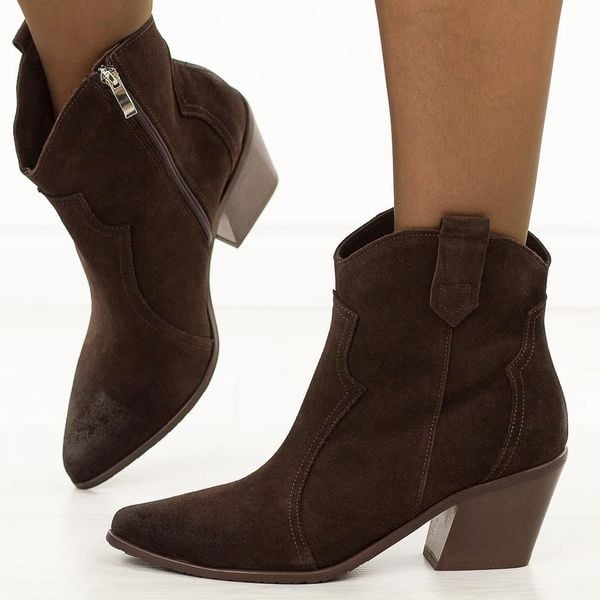 Czekoladowe jesienne Polskie kowbojki damskie Deoni D411. Brązowe botki Deoni, na jesień, bez wzorów, z jeansu, bez obcasa, na obcasie, bez zapięcia. W wyprzedaży za 449,25 zł.