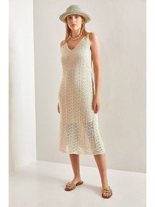 Bianco Lucci Sukienka dzianinowa w kolorze beżowym rozmiar: onesize. Brązowe sukienki Bianco Lucci, bez wzorów, z dzianiny, bez kołnierzyka, bez ramiączek, midi. Za 70,41 zł.