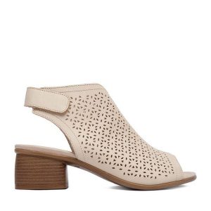 Sandały Remonte. Brązowe sandały Remonte, bez wzorów, bez obcasa, na słupku, bez zapięcia. Za 379,99 zł.