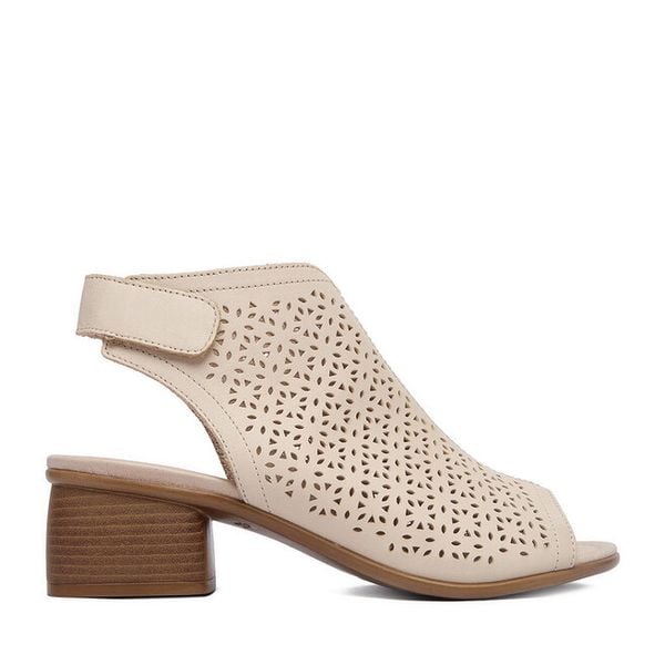 Sandały Remonte. Brązowe sandały Remonte, bez wzorów, bez obcasa, na słupku, bez zapięcia. Za 379,99 zł.