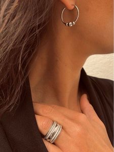 Les Favorites Srebrne kolczyki-kreole rozmiar: onesize. Szare kolczyki Les Favorites, srebrne. Za 130,99 zł.