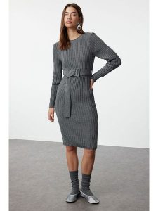 Trendyol Sukienka w kolorze antracytowym rozmiar: M. Czarne sukienki Trendyol, m, bez wzorów, z tkaniny, bez kołnierzyka, bez ramiączek, midi. Za 78,99 zł.