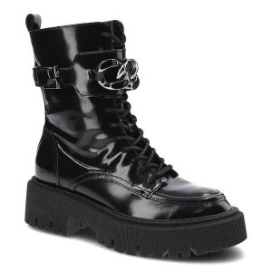 Botki damskie Chebello, cholewka wykonana ze skóry naturalnej lakierowanej sznurowanie z przodu pasek z metalowym łańcuchem zapięcie na klamrę i suwa. Czarne botki CheBello, bez wzorów, z lakierowanej skóry, bez obcasa, na platformie, bez zapięcia. Za 325,00 zł.