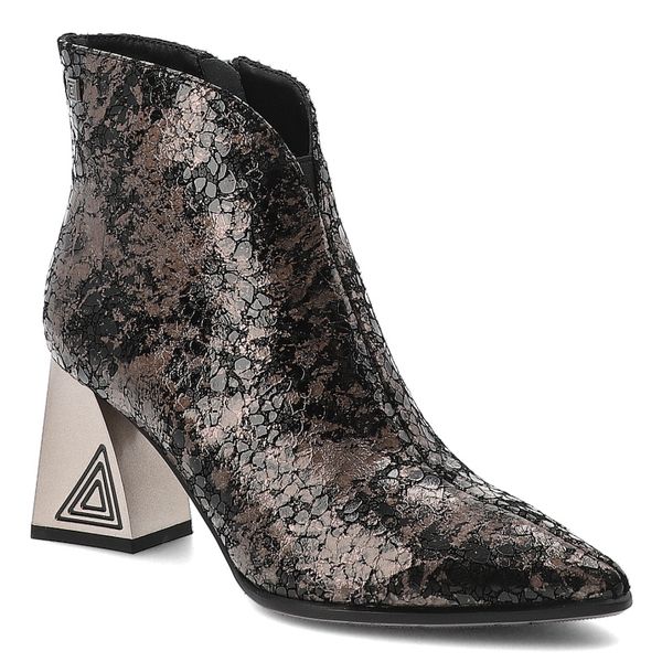 Botki damskie S. Barski, na słupku skórzane z ozdobną cholewką z noskiem w szpic i na zamek, czarne, CR52-679. Czarne botki S.BARSKI, bez wzorów, ze skóry, bez obcasa, na obcasie, bez zapięcia. Za 309,00 zł.