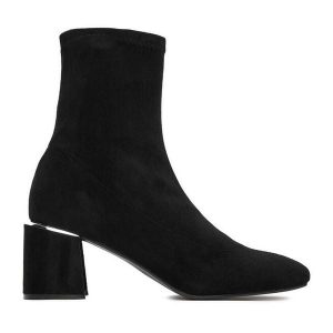 Botki DeeZee. Czarne botki DeeZee, bez wzorów, bez obcasa, na słupku, bez zapięcia. Za 179,99 zł.