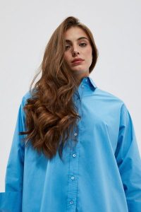 Koszula oversize błękitna. Niebieskie koszule MOODO, xxl, bez wzorów, z bawełny, bez kołnierzyka, bez ramiączek. W wyprzedaży za 25,99 zł.