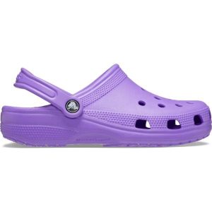 Klapki dla dorosłych Crocs Classic. Fioletowe klapki Crocs, bez wzorów, bez obcasa. W wyprzedaży za 189,00 zł.