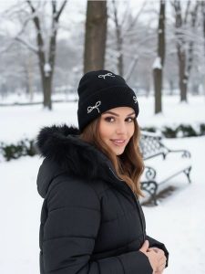 Czapka beanie z kokardami - czarny. Czarne czapki Sinsay, bez wzorów. Za 29,99 zł.
