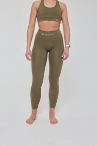 Legginsy Infinite z wysokim stanem - khaki. Zielone legginsy OOSC, bez wzorów, z materiału, z podwyższonym stanem, długie. Za 245,99 zł.