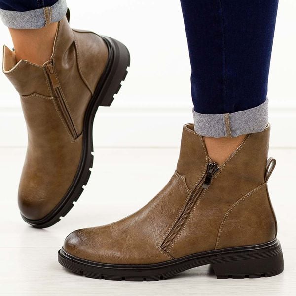 L.Brązowe botki damskie M.Daszyński 2501-5. Brązowe botki M.Daszyński, na jesień, bez wzorów, z jeansu, z okrągłym noskiem, bez obcasa, bez zapięcia. Za 199,00 zł.