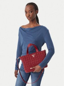 Guess Torebka J6BZ24 W4034 Czerwony. Czerwone kuferki Guess, z aplikacjami, bez dodatków. Za 294,99 zł.