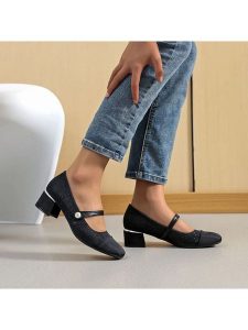 Lov'it Czółenka w kolorze czarnym z paskiem rozmiar: 41. Czarne czółenka Lov'it, bez wzorów, bez obcasa, bez zapięcia. Za 82,99 zł.