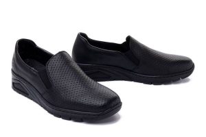 RIEKER N3363-01 black, półbuty damskie. Czarne półbuty Rieker, bez wzorów, bez obcasa, bez zapięcia. Za 299,90 zł.
