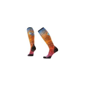 Skarpety narciarskie unisex Ski Zero Cushion Geo Peaks Print Otc. Czerwone skarpetki Smartwool, bez wzorów, z wełny. Za 139,99 zł.