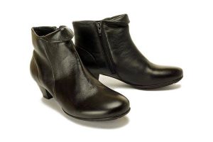 LANQIER 39C726 black, botki damskie. Czarne botki Lanqier, na zimę, bez wzorów, z polaru, bez obcasa, na obcasie, bez zapięcia. Za 295,00 zł.