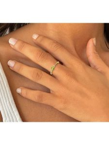 Les Petites Précieuses Pozłacany pierścionek z cyrkoniami i perydotem rozmiar: 52. Zielone pierścionki Les Petites Précieuses, z cyrkonią, pozłacane. Za 81,45 zł.