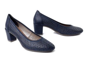 RIEKER 41057-14 blue, czółenka damskie. Niebieskie czółenka Rieker, w ażurowe wzory, bez obcasa, na obcasie, bez zapięcia. Za 289,90 zł.