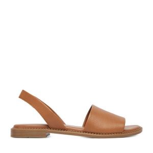 Sandały Lasocki. Brązowe sandały Lasocki, bez wzorów, bez obcasa, na płaskiej podeszwie, bez zapięcia. Za 139,99 zł.