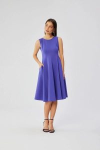 Elegancka rozkloszowana sukienka koktajlowa fioletowa. Fioletowe sukienki Stylove, do pracy, l, bez wzorów, z elastanu, biznesowe, bez kołnierzyka, bez ramiączek, midi, dopasowane. Za 429,00 zł.