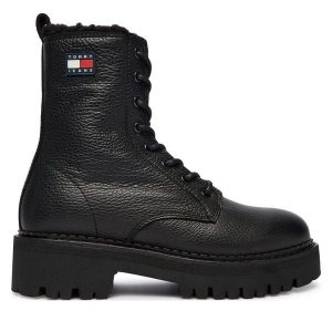 Trapery Tommy Jeans. Czarne buty zimowe Tommy Jeans, z jeansu, bez obcasa, bez zapięcia. Za 559,99 zł.
