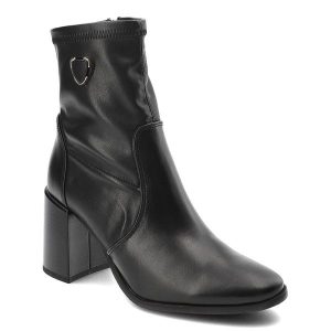 Czarne Botki Karino Eleganckie Obuwie Damskie Na Słupku. Czarne botki Karino, bez wzorów, ze skóry, bez obcasa, na obcasie, bez zapięcia. Za 419,00 zł.