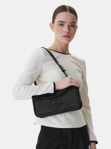 LOVE MOSCHINO Torebka JC4096PP1OLL0000 Czarny. Czarne torebki klasyczne LOVE MOSCHINO, bez wzorów, ze skóry, bez dodatków. Za 664,99 zł.