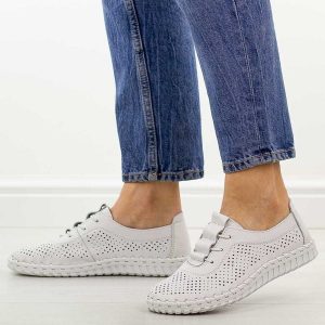 Białe ażurowane skórzane półbuty damskie T.Sokolski w26-47. Białe półbuty Sokolski, na jesień, bez wzorów, z jeansu, bez obcasa, na płaskiej podeszwie, bez zapięcia. Za 259,00 zł.