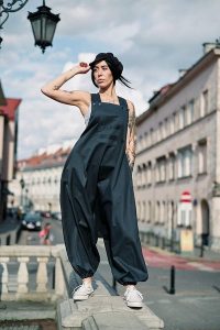 Spodnie damskie Hultaje butelkowozielone. Kombinezony Hultaj Polski, m, bez wzorów, z bawełny, młodzieżowe, bez kołnierzyka, bez ramiączek, długie. Za 489,00 zł.