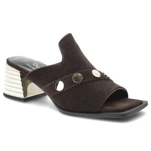 Klapki damskie S.Barski, ze skóry naturalnej zamszowej na stabilnym obcasie z metaliczną wstawką oraz ozdobnym paskiem z nitami, brązowe, CR61-3143. Brązowe klapki S.BARSKI, z aplikacjami, z jeansu, bez obcasa, na obcasie. Za 287,90 zł.