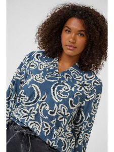 KAFFE curve Bluzka "Mahlia" w kolorze błękitnym rozmiar: 42. Niebieskie bluzki KAFFE curve, bez wzorów, bez kołnierzyka, bez ramiączek. Za 113,99 zł.