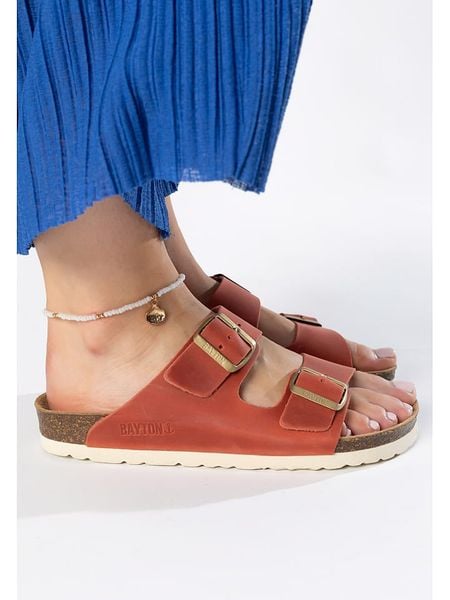 BAYTON Skórzane klapki "Atlas" w kolorze czerwonym rozmiar: 39. Czerwone klapki Bayton, bez wzorów, z otwartym noskiem, bez obcasa. Za 123,53 zł.