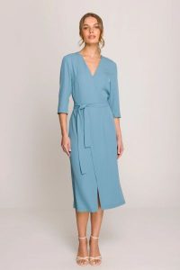 Elegancka sukienka midi z dekoltem V i rozcięciem błękitna. Niebieskie sukienki Stylove, do pracy, na lato, xl, bez wzorów, biznesowe, bez kołnierzyka, bez ramiączek, midi, ołówkowe. Za 389,00 zł.